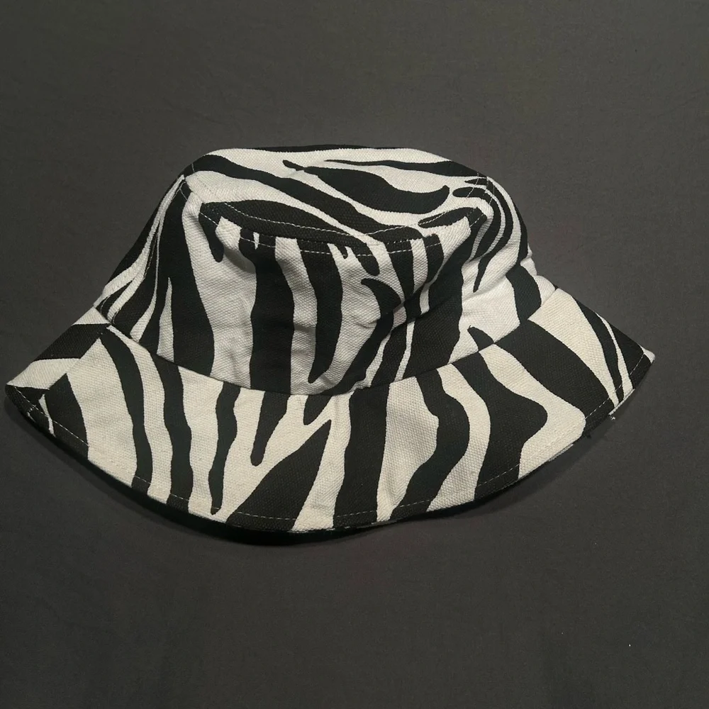 SHEIN Zebra Print Bucket Hat - Picture 3 of 4